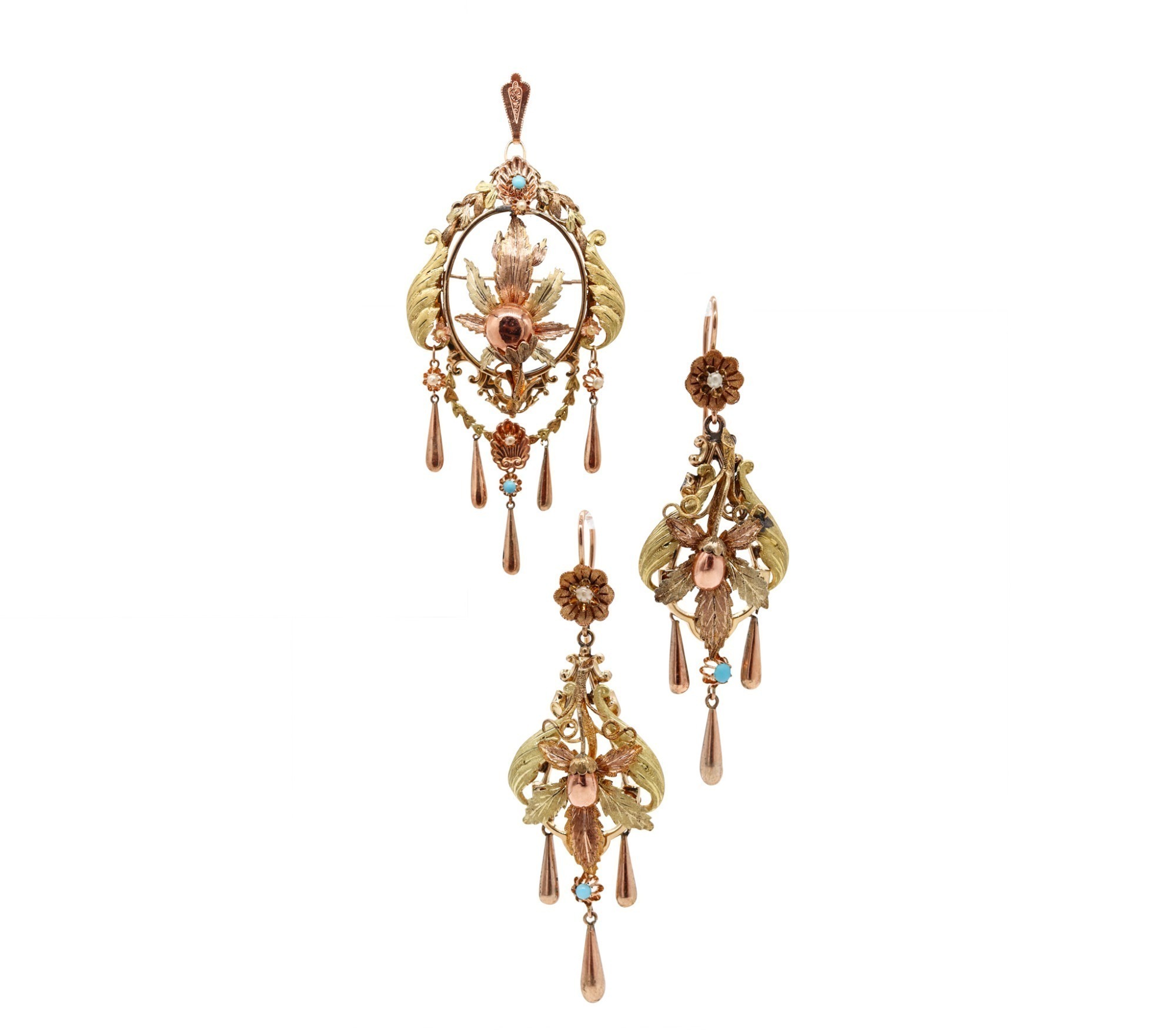 VICTORIAN 18K GOLD TRI-COLOR GOLD PENDANT-BROOCH AND EARRINGS SUITE, CIRCA 1890